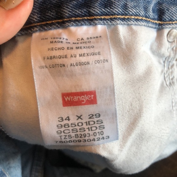 Wrangler distressed cut off blue jeans - Picture 8 of 9